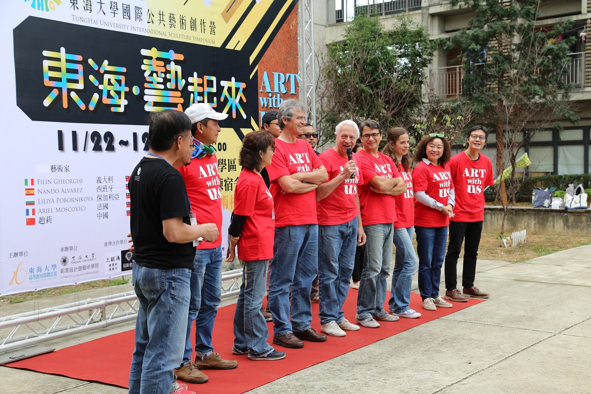 Professor Wen Hai Lin talked with international artists